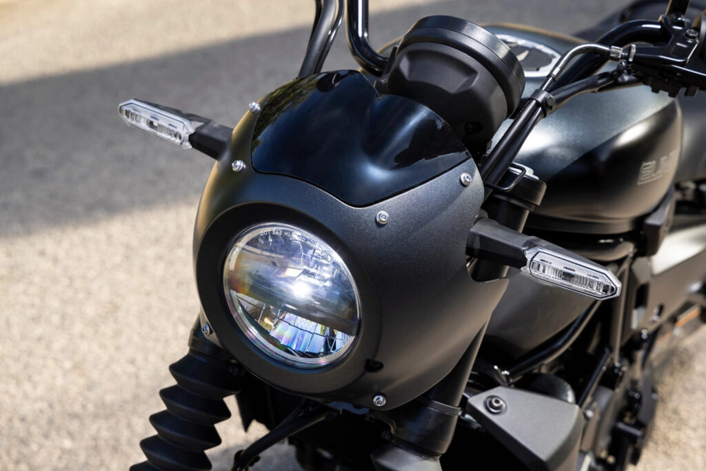 Обзор Kawasaki Eliminator 500 SE 2024: Мрачный внешний вид и плавные манеры для беззаботного отдыха