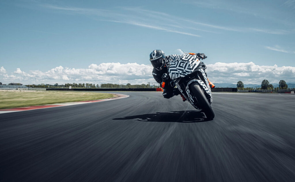 Компания KTM представила прототип спортивного мотоцикла 990RC R и подтвердила, что серийная версия дорожного мотоцикла выйдет в 2025 году.