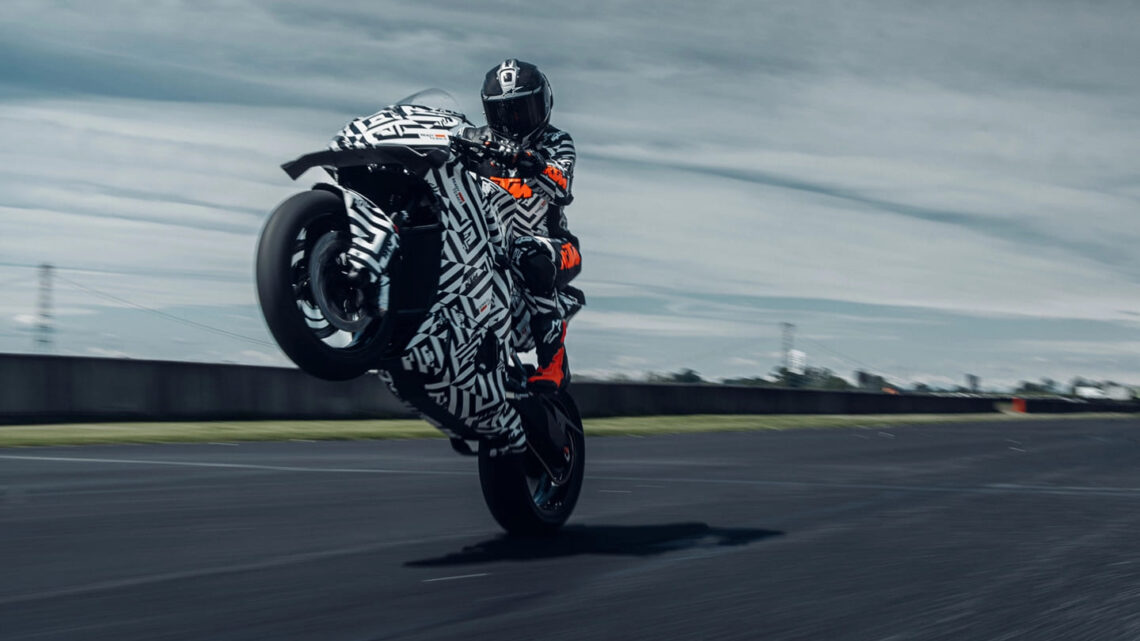 Компания KTM представила прототип спортивного мотоцикла 990RC R и подтвердила, что серийная версия дорожного мотоцикла выйдет в 2025 году.